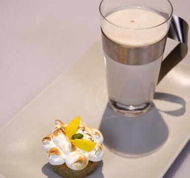 Masala chai latte en Indian chai cake