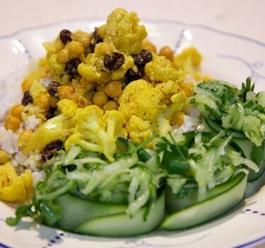 Bloemkoolcurry met rijst en komkommersalade