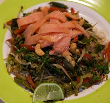 Little gem uit de wok met gerookte zalm