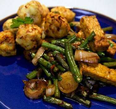 Sambal goreng tempeh met frikadel ajam