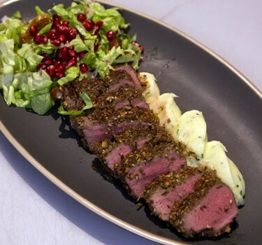 Lamsfilet in dukkahkorst met knoflookpuree en granaatappelsalade