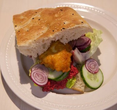 Viskoekjes sandwich met rode bietenhummus