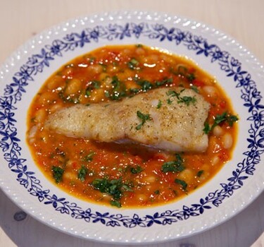 Witte bonen in tomaten-paprikasaus met kabeljauw