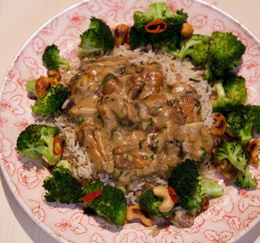 Paddenstoelenragout met gewokte broccoli