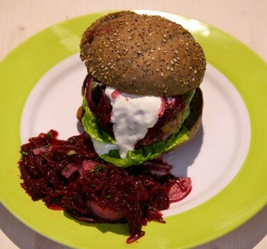 Makreelburger met bietensalade