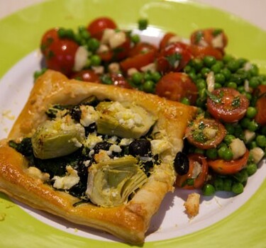 Bladerdeegtaartjes met artisjokken, spinazie en feta