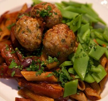 Pasta in zoete uien-tomatensaus