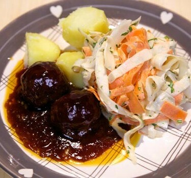 Balletjes uit de oven met peterseliewortelsalade