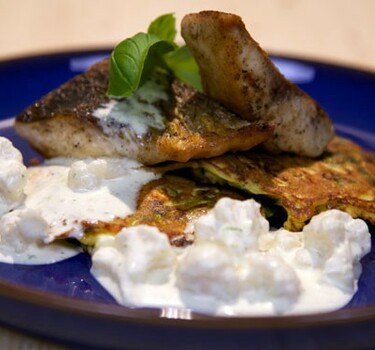 Gebakken harderfilet met bloemkoolmayonaise en gefrituurde courgettekoekjes