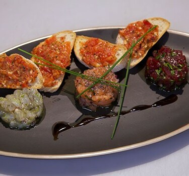 Tartaar di salmone, tono e gamberetti con bruschetta (Tartaartjes van zalm, tonijn en gamba’s met een bruschetta)