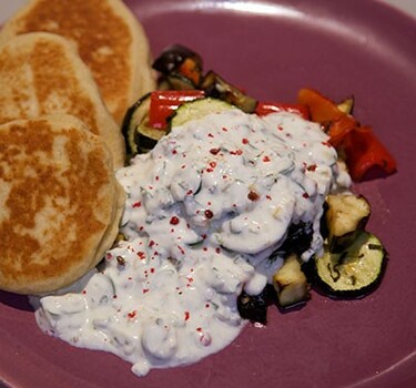 Afghaanse yoghurt met mediterrane groente en batbots (panbrood)