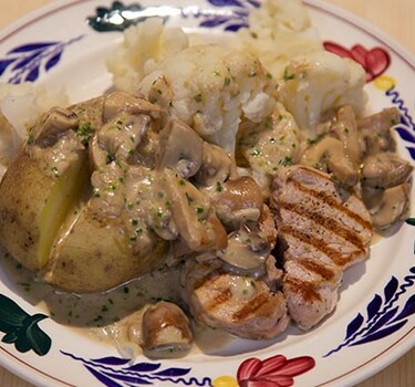 Gegrilde varkenshaas met kastanjechampignon-roomsaus