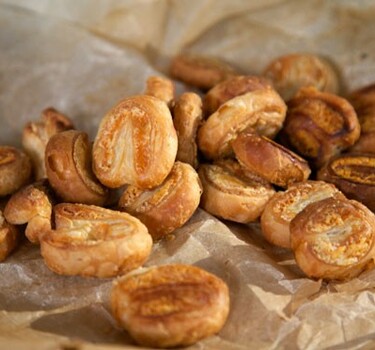 Palmiers van oude kaas (Kaaskoekjes van bladerdeeg)