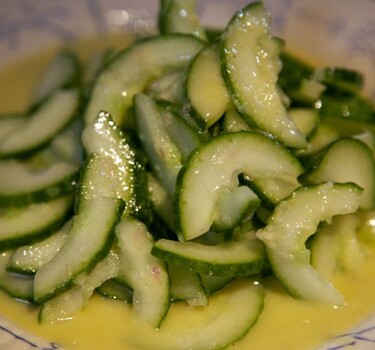 Salade en dressing van komkommer