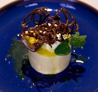 Passievruchtenparfait met chocoladetuille