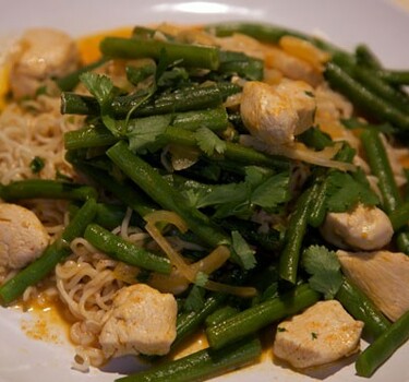 Kipcurry met sperziebonen