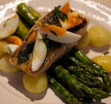 Gegrilde groene asperges met zalm