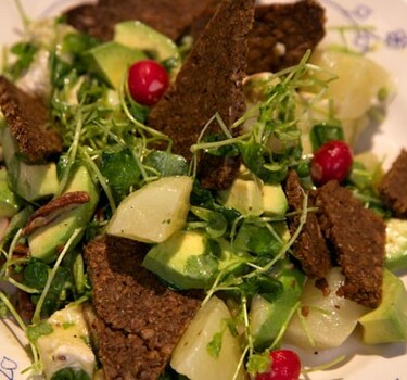 Salade met gepocheerde peren en roggebrood