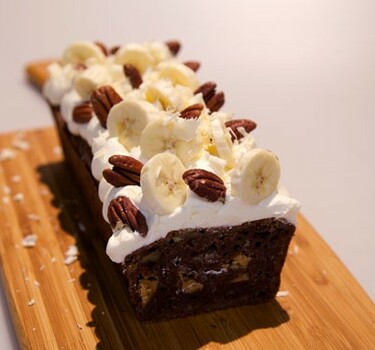 Chocolade-bananencake met roomkaastopping