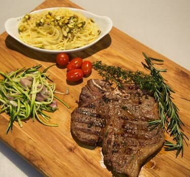 Bistecca alla Fiorentina e spaghetti con gorgonzola (T-bone steak uit Florence en spaghetti met gorgonzola)