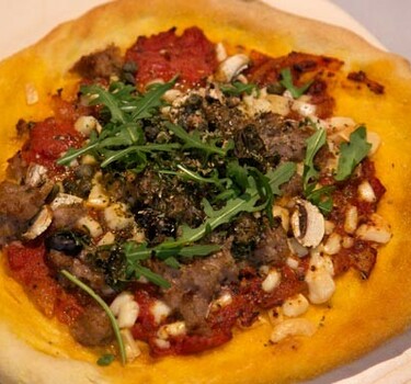 Pizza con salsiccia, acciughe e funghi (Pizza met saucijzen, ansjovis en champignons)