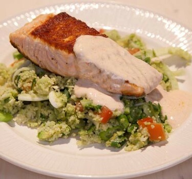 Couscoussalade met gegrilde zalm en harissayoghurt