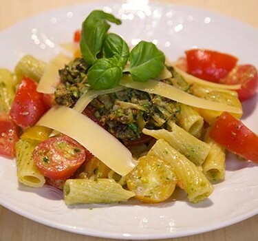 Pastasalade met zomertomaten en pistachepesto