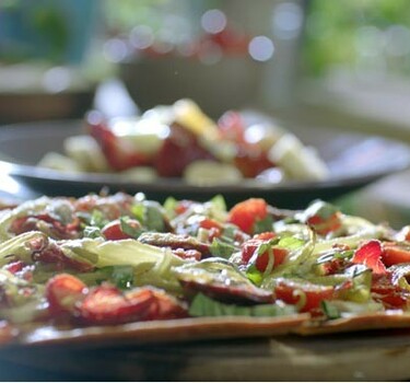 Homemade pizza en fruitsalade met vanillesiroop