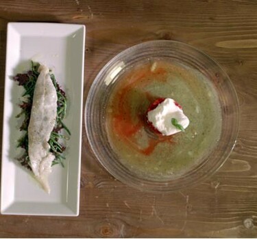 Sliptongcarpaccio met zeekraal en aardbeien met basilicum-kiwisaus