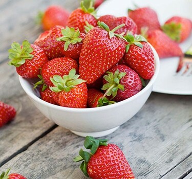 Aardbeien wassen en schoonmaken