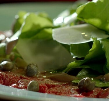 Ossenhaascarpaccio met gorgonzola-walnotensalade met peer