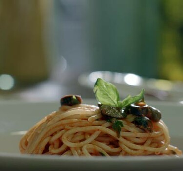 Pasta puttanesca en ijsrol met kruidige vijgen