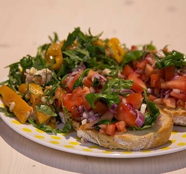 Bruschetta di pomodori met Italiaanse salade