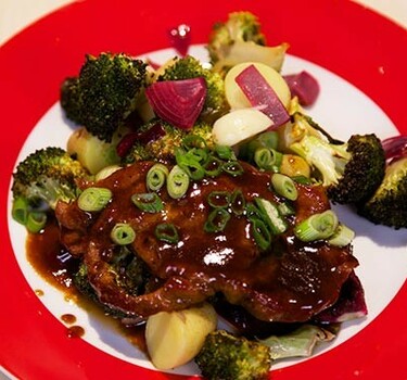 Oosters geroosterde broccoli met hoisin-karbonades