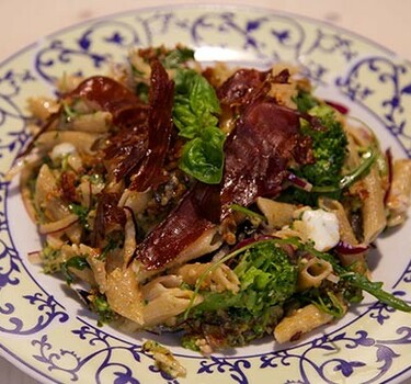 Pesto-broccolipasta met parmaham