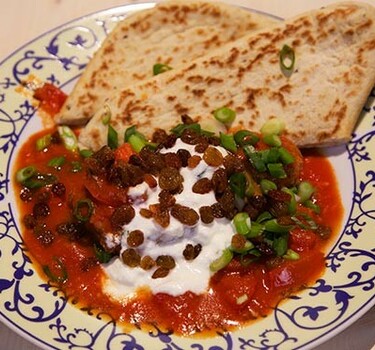 Köfte in pittige tomatensaus met naanbrood