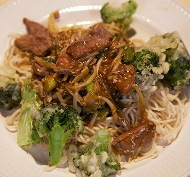 Teriyaki beef met broccoli tempura