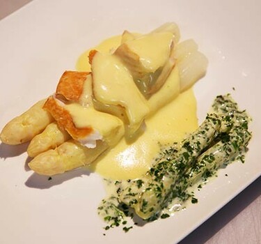 Asperges met gerookte heilbot