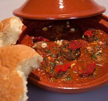 Tajine met gevulde gehaktballen met ‘zongedroogde’ tomaatjes