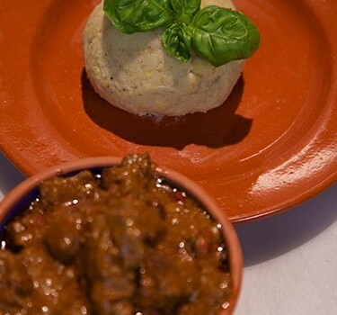 Mafe met Fufu uit Nigeria (runderstoofpotje met groente en cassave-bananendeeg)