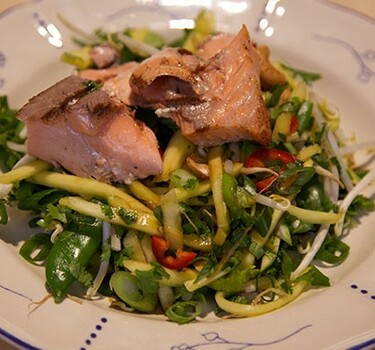 Zalm uit de oven met oosterse salade