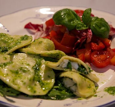 Glutenvrije cadeautjes (ravioli met kaasvulling en rucolapesto met een rode salade)