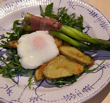 Groene asperges met een gepocheerd ei