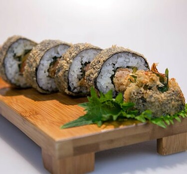 Spicy tempurasushi met krab en zalm (gefrituurde sushi)