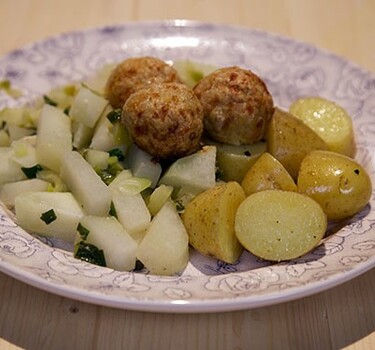 Gruyère-kippengehaktballetjes met gestoofde koolrabi