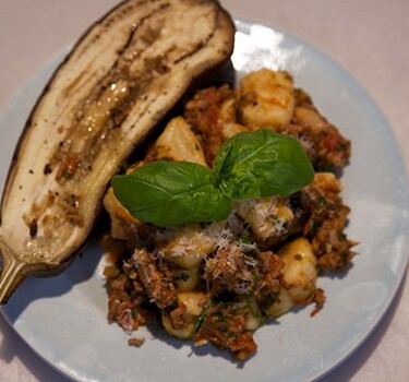Njokkie = Gnocchi (met groentegehaktsaus en gepofte aubergine)