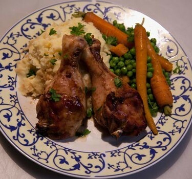 Tweeling kipkluifjes (kip met puree, bospeen en doperwten)