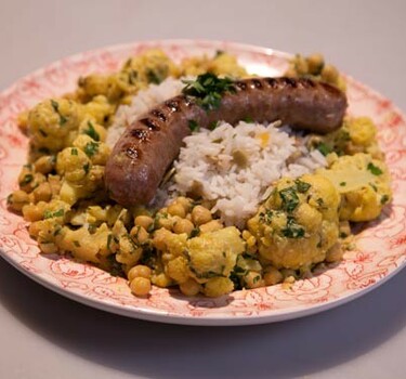 Hollandse curry (bloemkoolcurry met notenrijst en een saucijs)