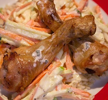 Gekaramelliseerde drumsticks met blauwekaasdip en coleslaw