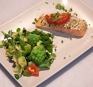 Salmone con crosta di erbe e insalata di avocado (zalm met kruidenkorst en een salade met avocado)